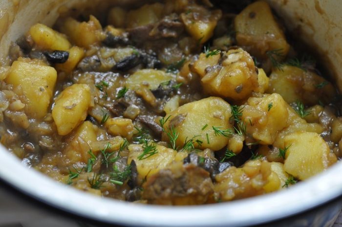 Как вкусно потушить картошку с грибами