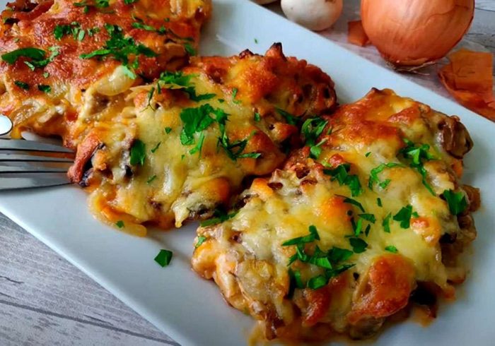 ТОП-10 рецептов мяса по-французски в духовке с картошкой, грибами и сыром