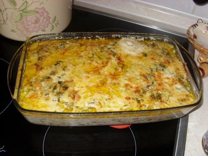 Курица с шампиньонами в духовке со сметаной