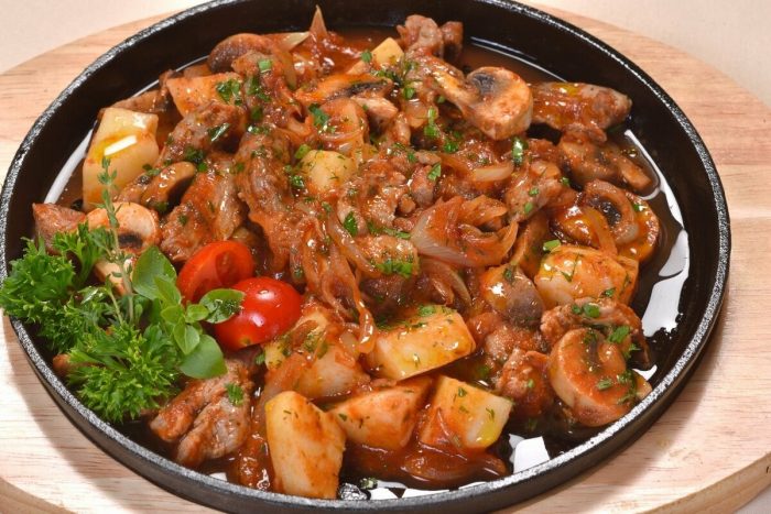 Жаркое по-домашнему из свинины с картошкой и грибами