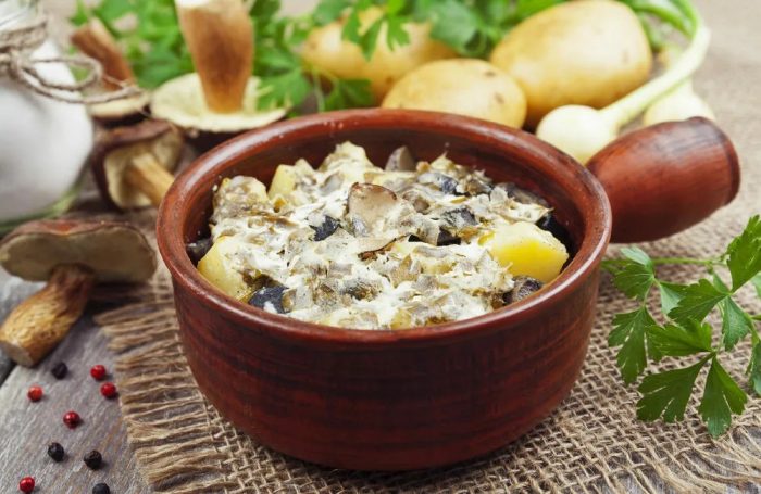 Как приготовить картошку с грибами в горшочках в духовке
