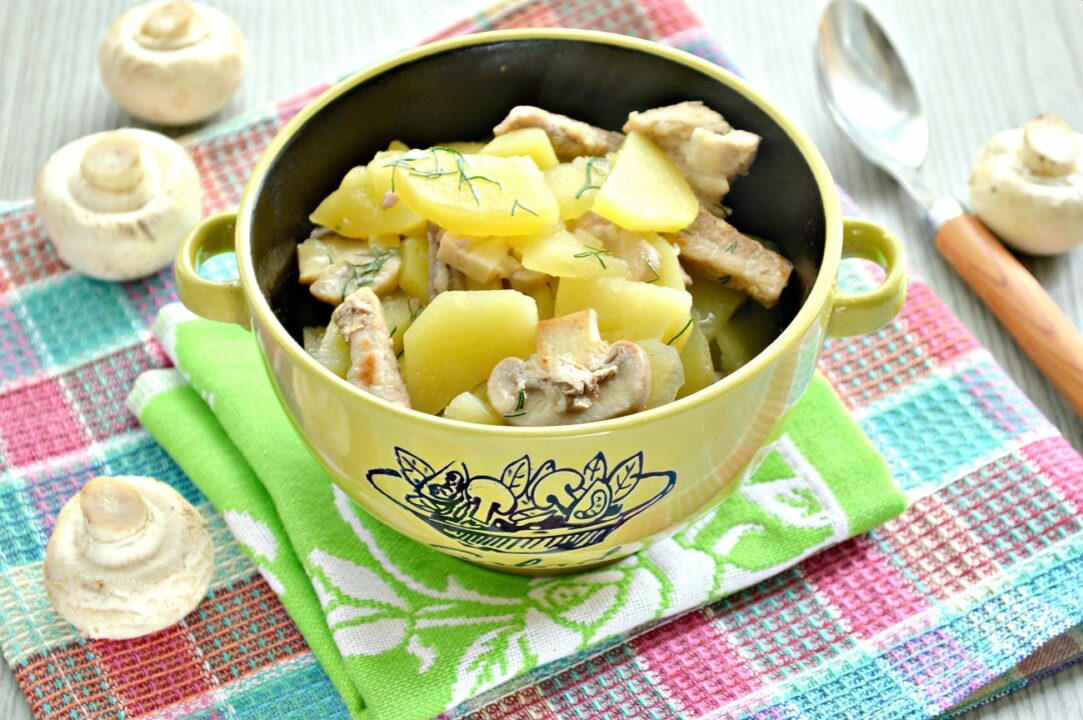 Тушеная свинина с грибами и картофелем в сковороде