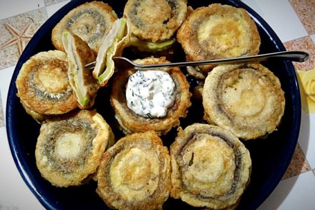 Грибы в тесте: с чесночным соусом, кунжутом и гренками, рецепт с фото