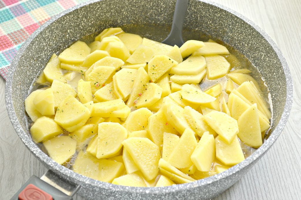 Фотография рецепта - Тушеная свинина с грибами и картофелем - шаг 5