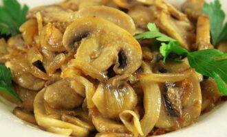 Вкусное грибное жаркое с луком готово. Подавайте деликатес к столу с гарниром!