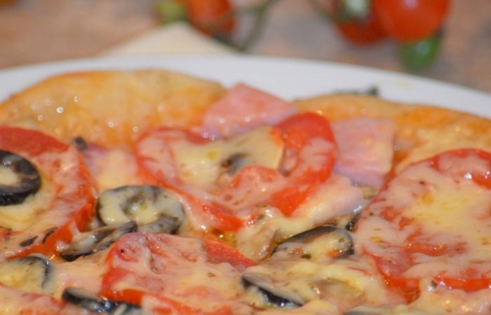 Пицца с ветчиной и грибами