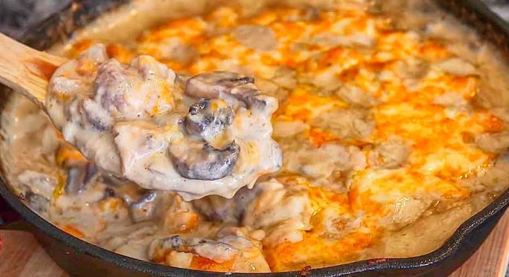 Куриный жульен в сковороде, с грибами, сливками и сыром