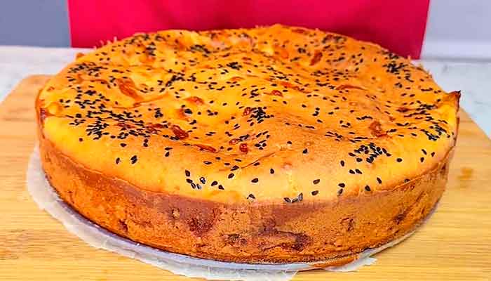 Настойный пирог с курицей и грибами с кефиром, сыром и картофелем