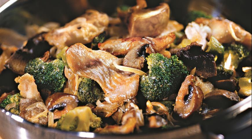 Тушеная рыба с грибами и брокколи, пошаговый рецепт с фото