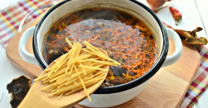 Как вкусно сварить суп с сухими грибами