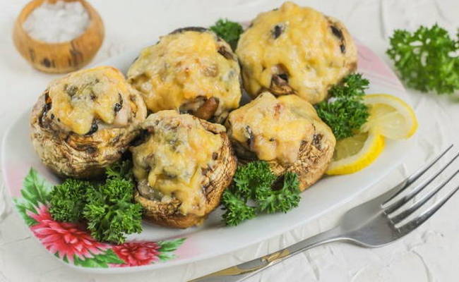Вкусные и сытные цельные грибы с куриной начинкой