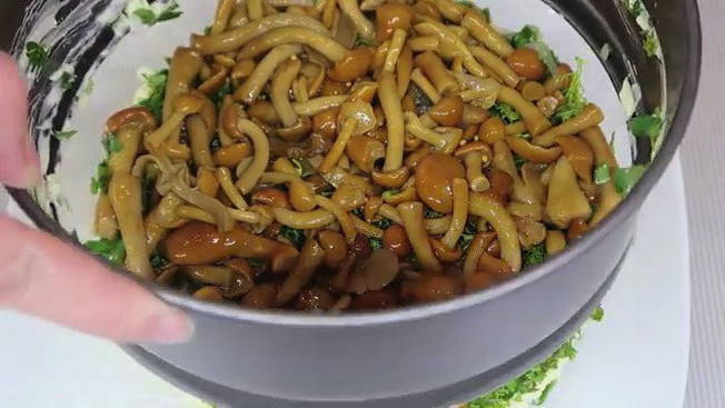 19 вариантов приготовления салата с опятами и куриной грудкой