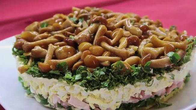 19 вариантов приготовления салата с опятами и куриной грудкой