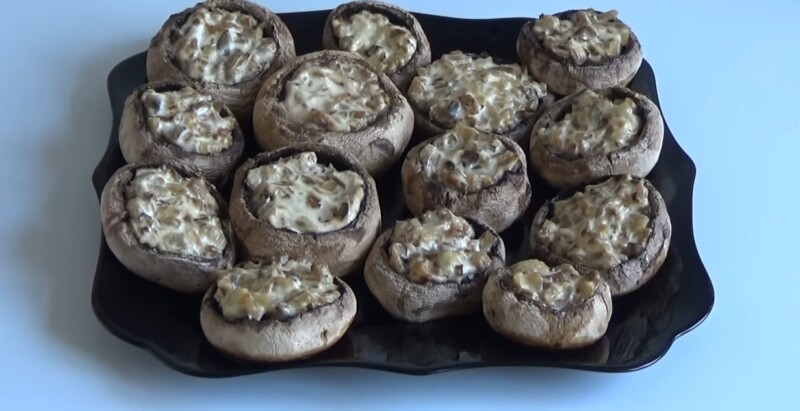 Фаршированные шампиньоны с сыром и сливками в духовке