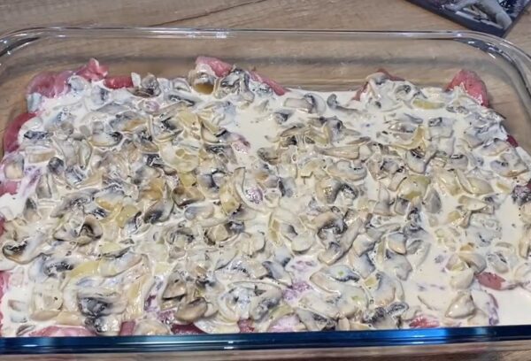Как вкусно приготовить свинину с грибами в духовке