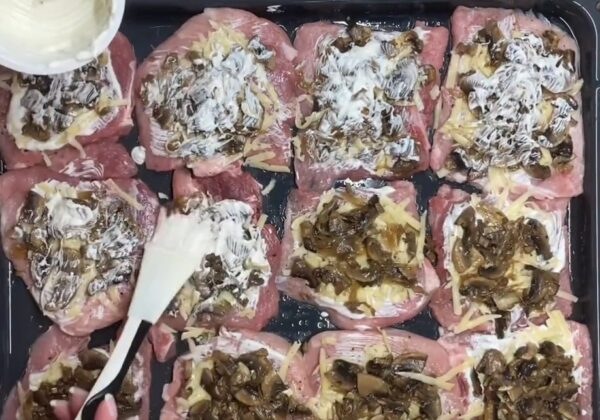 Как вкусно приготовить свинину с грибами в духовке
