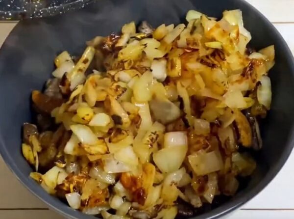 Как вкусно приготовить свинину с грибами в духовке