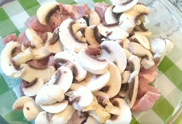Как вкусно приготовить свинину с грибами в духовке