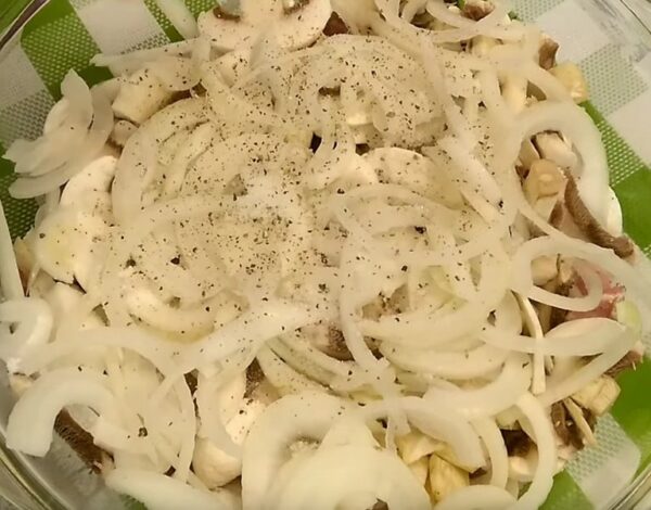 Как вкусно приготовить свинину с грибами в духовке