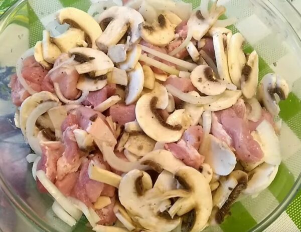 Как вкусно приготовить свинину с грибами в духовке