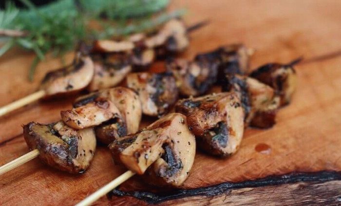 Как вкусно замариновать и пожарить грибы на костре