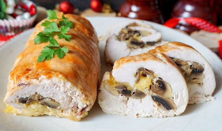 Диетические куриные рулетики с грибами и сыром