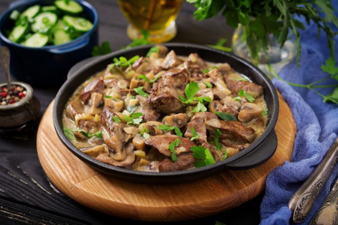 Тушеная куриная печень с грибами в мультиварке, рецепт с фото и видео - Вкусно.ру