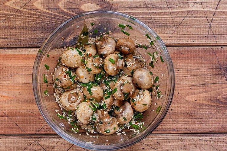 Корейские грибы с соевым соусом и кунжутом