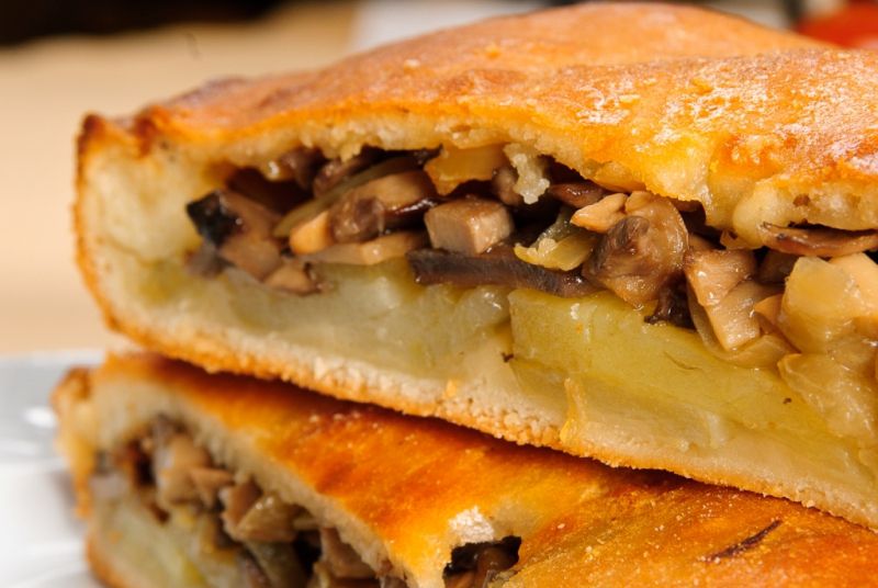 Самые вкусные и простые рецепты пирога с солеными грибами