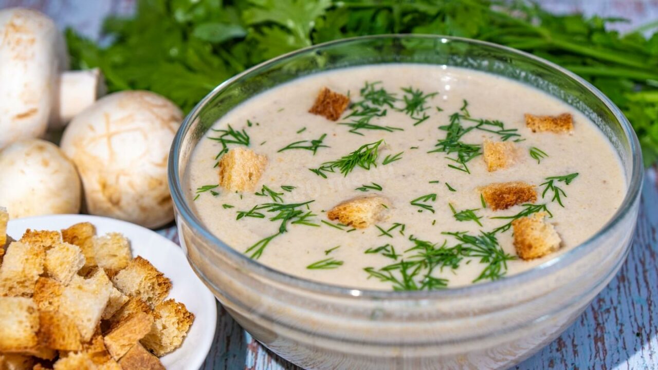 Грибной суп с шампиньонами на сметане с сухариками рецепт с пошаговыми фото и видео - 1000.menu
