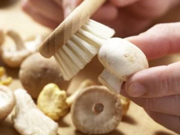 Как очистить грибы перед приготовлением и нужно ли это делать?