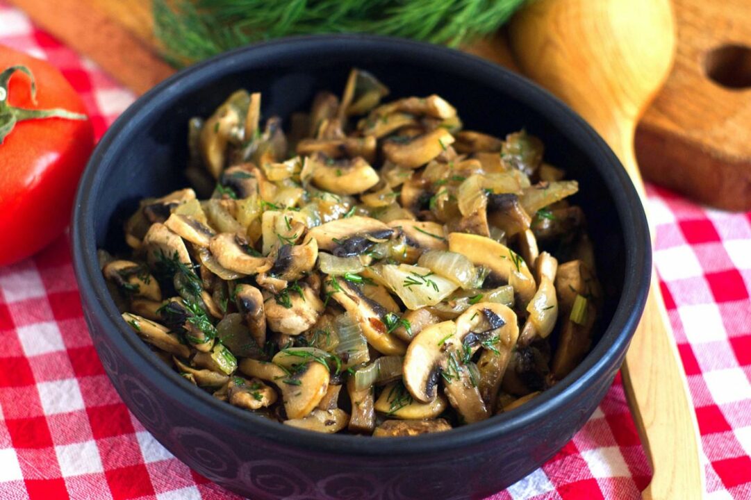 Рецепт приготовления жареных грибов с луком с пошаговыми фото и видео - 1000.menu