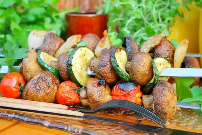 Блюдо из грибов и овощей на гриле не только вкусное, но и питательное