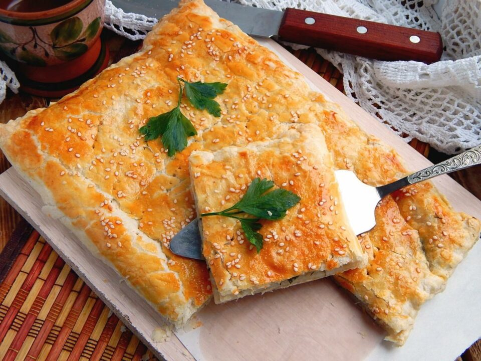 Пирог из слоеного теста с фаршем и картофелем рецепт с пошаговыми фото - 1000.menu