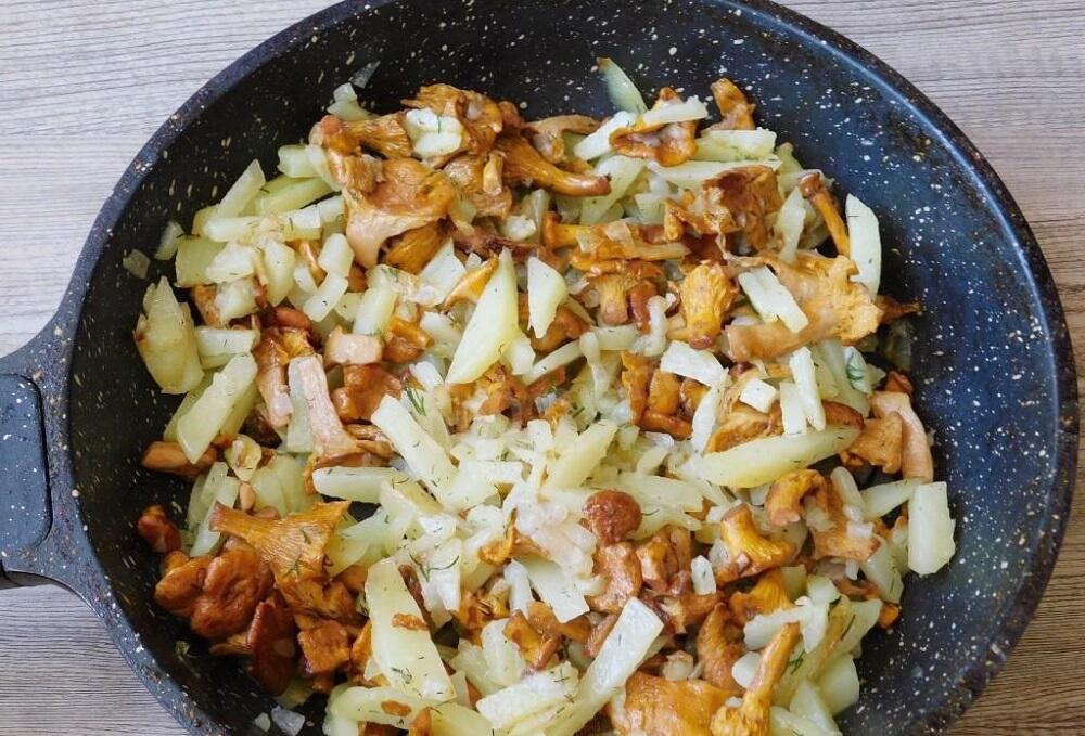 Лисички с картофелем и луком