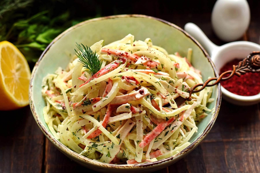 Острый салат с маринованным луком и крабовыми палочками