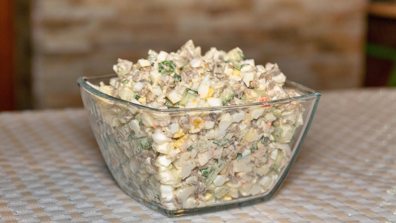 Салат с жареными грибами и крабовыми палочками, необычный, но очень вкусный - YouTube