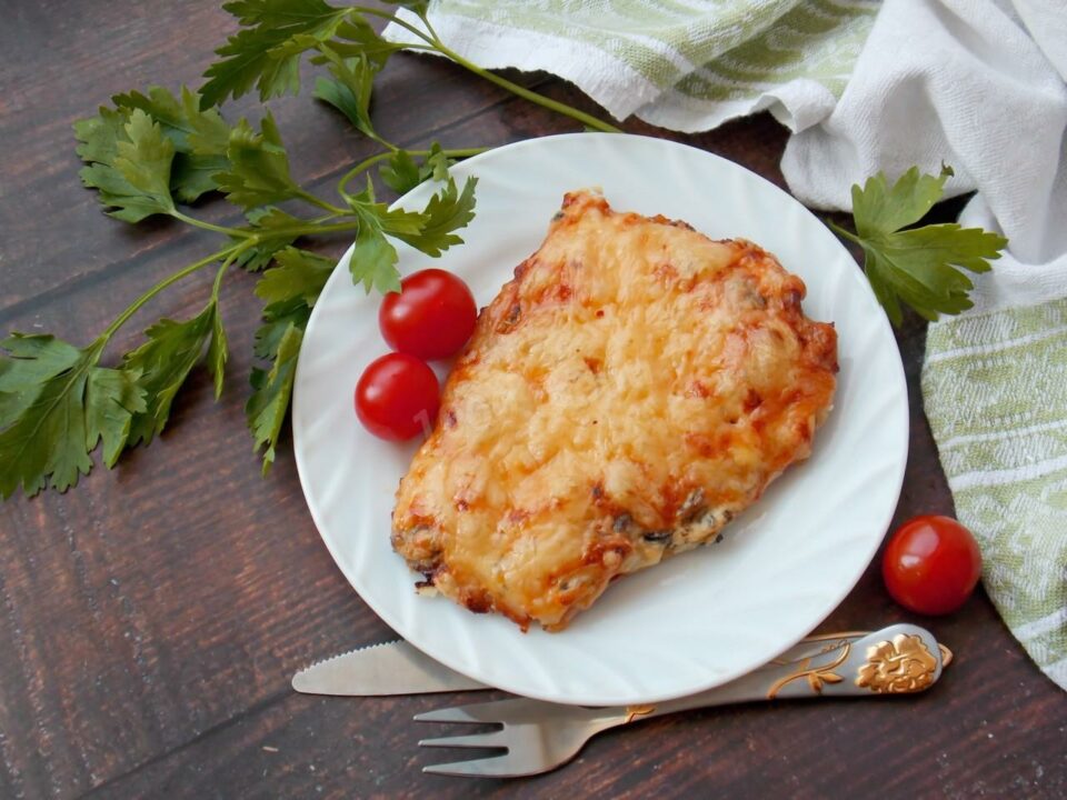 Свиная вырезка с грибами и сыром в духовке рецепт с пошаговыми фото и видео - 1000.menu