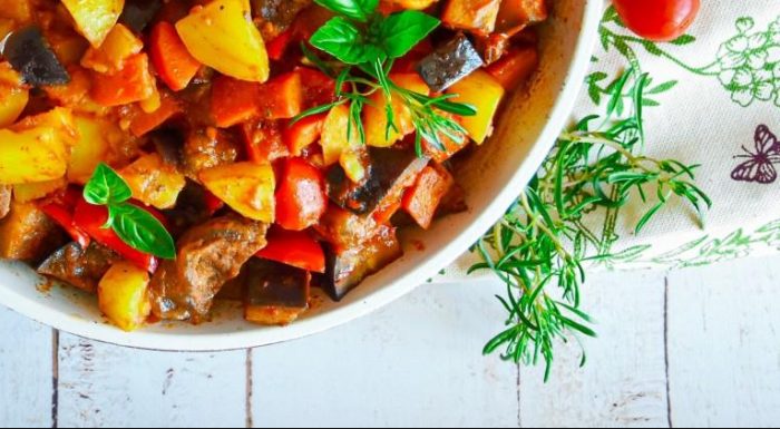 Картофель со свининой и грибами