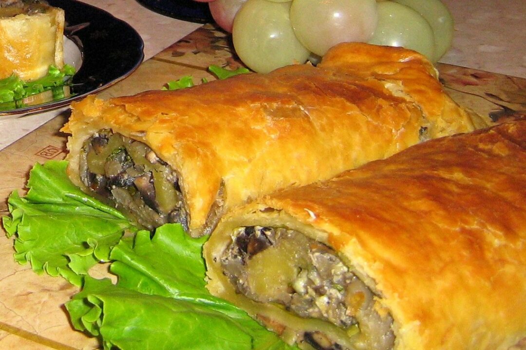 Рулет из слоеного теста с курицей и грибами рецепт - русская кухня: выпечка и десерты.