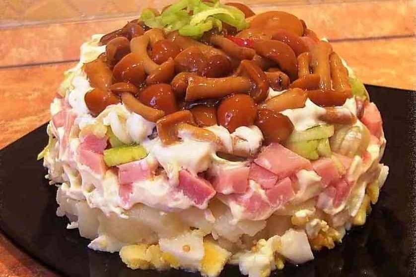 Салат с маринованными буковыми грибами и ветчиной рецепт - русская кухня: салаты.