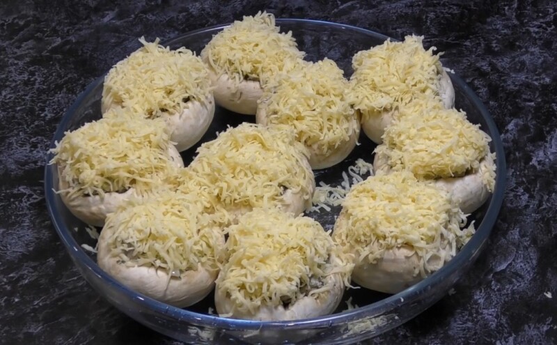 посыпать сыром