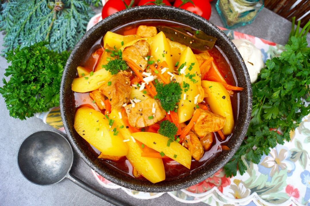Тушеная свинина с картофелем и овощами рецепт с пошаговыми фотографиями - 1000.menu