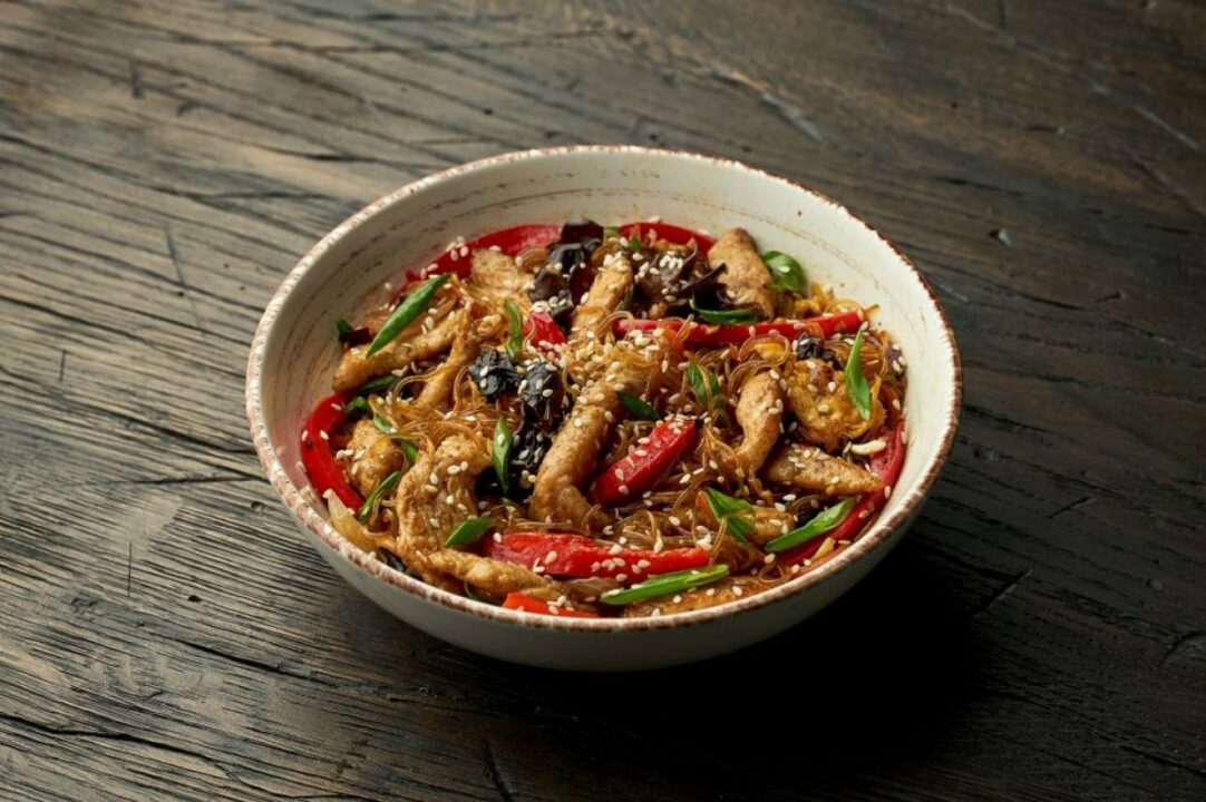 Салат с ростбифом, фунчозой, лесными грибами и перцем