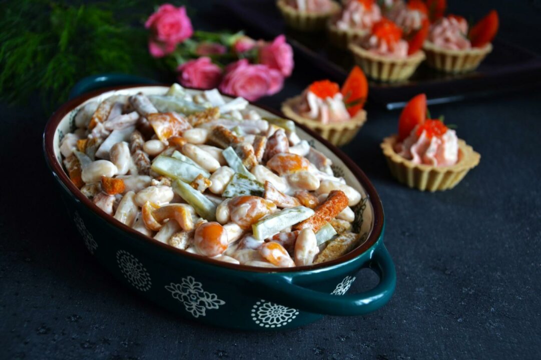 Салат с маринованными грибами и ветчиной рецепт с фото и пошаговым видео - 1000.menu