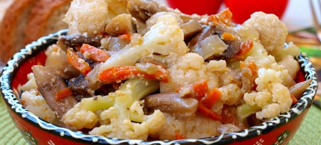 Солянка из цветной капусты с грибами