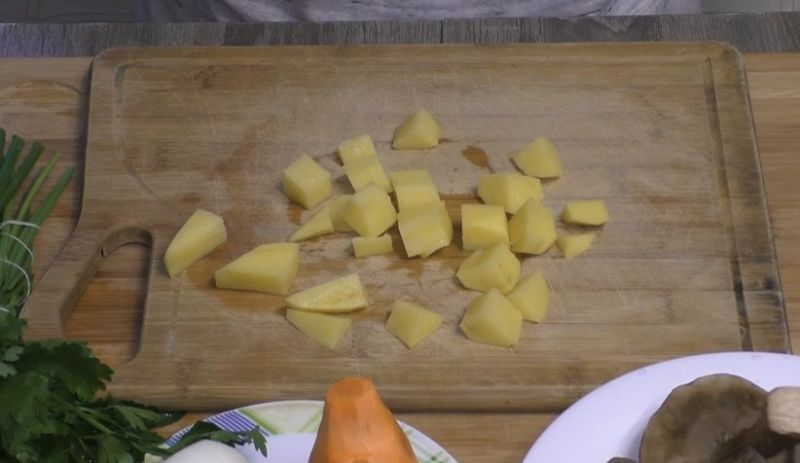 Нарезанный кубиками картофель