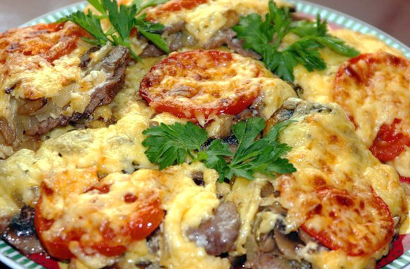 Свиная вырезка с грибами, сыром и помидорами в духовке
