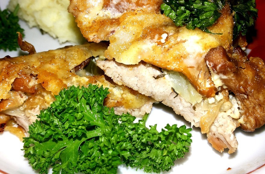Свиная вырезка с лисичками под сырной корочкой
