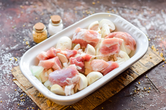 Как вкусно приготовить свинину с грибами